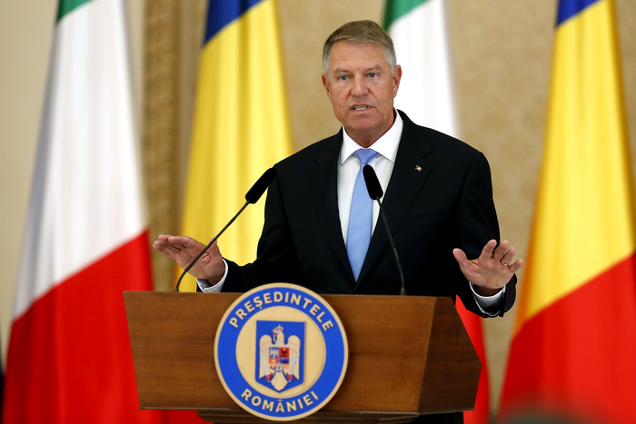 Klaus Iohannis a promulgat legea prin care toţi taţii care au calitatea de salariat pot primi concediu paternal