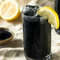 Limonada neagră, băutura care a cucerit internetul. Ajută la eliminarea toxinelor din organism și poate susține procesul de slăbire