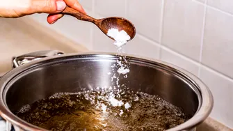 De ce adaugă bucătarii bicarbonat de sodiu în apa în care gătești. Metoda folosită de experții bucătari