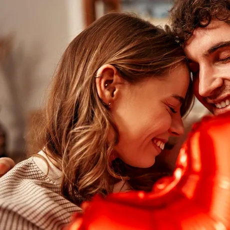 Cadouri romantice de Valentine’s Day pentru relații la distanță. Ce să îi dăruiești partenerului tău