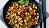 Salata perfectă la dietă: delicioasă, sățioasă, dar cu puține calorii. Listă de ingrediente și rețetă