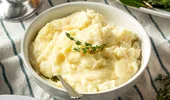 Piure de cartofi pufos. Un singur ingredient îi dă și un gust savuros! Rețeta completă