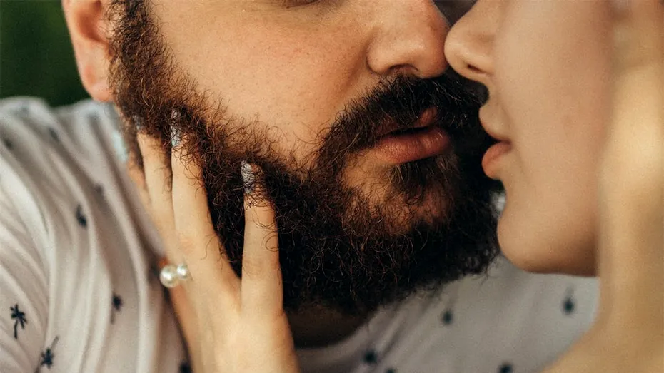 Medicii trag un semnal de alarmă. Ce pot păți femeile care sărută un bărbat cu barbă