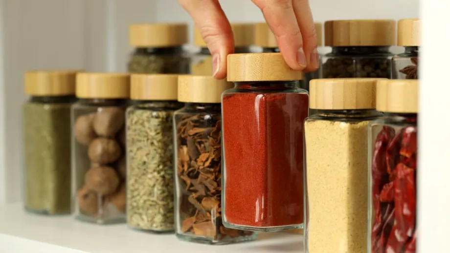 Cum trebuie păstrate condimentele pentru a-și păstra aroma. Greșeala pe care o fac mulți în bucătărie