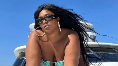 Are 140 de kilograme, dar nu se sfiește să pozeze sexy! Cum arată cântăreața Lizzo în costum de baie