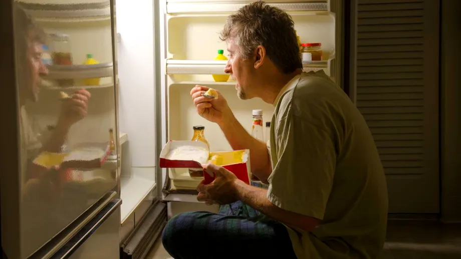 Cum îți este afectat colesterolul dacă mănânci după ora opt seara