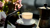 Cafeaua băută imediat după trezire ar putea fi o greșeală. Ce e regula celor 45 de minute?
