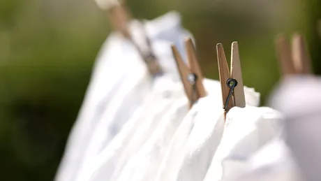 Cum să usuci hainele foarte repede și fără uscător. Ai nevoie de un singur lucru