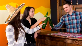 Ce să mănânci înainte să consumi alcool. Alimentele care reduc efectele negative și te protejează pe termen lung