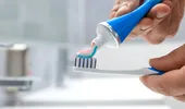 De ce nu trebuie să udăm niciodată periuța înainte să ne spălam pe dinți. Sfaturile stomatologului