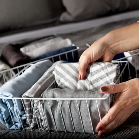 Metoda japoneză de împachetat haine. Secretul unui dulap ordonat și aerisit