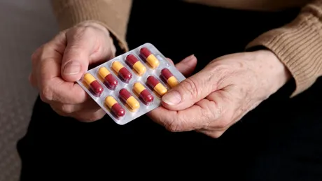 Românii înghit antibiotice fără să conștientizeze pericolul. Medic, despre consecințe: Tuberculoza și pneumonia, tot mai greu de tratat