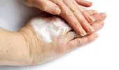 Soluții pentru mâini uscate și crăpate. Trucul genial prin care crema de mâini este absorbită în profunzime