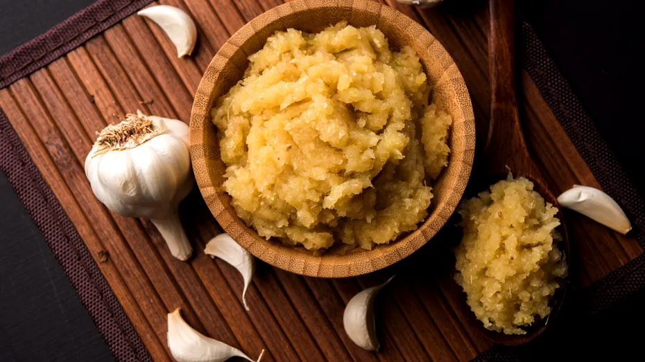 Măști cu usturoi pentru acnee. 4 rețete care îți curăță tenul