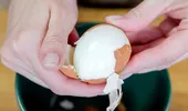 Trucul simplu care te ajută să cureți ouăle fierte mai ușor. Ce ingredient poți pune în apa de fierbere?