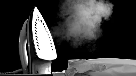 Nu-ți place să calci hainele? Trucul cu gheață care le netezește în doar 10 minute