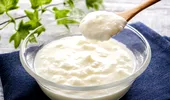 Iaurtul a trecut de data de pe ambalaj? Semnele care îți arată dacă mai poate fi consumat