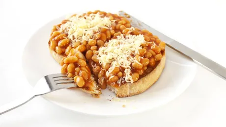 Fasole la conservă cu pâine prăjită: preparatul ieftin care poate contribui la reducea bolilor cardiace și circulatorii