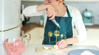 De ce ceapa te face să plângi când o tai? Trucurile care pot reduce usturimea ochilor