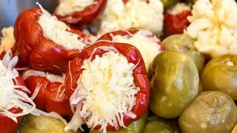 Gogoșari umpluți cu varză și morcov. Cum prepari murături crocante și aromate pentru iarnă