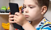 Copilul tău mijește ochii sau se apropie de ecran? Semnele care pot indica miopie
