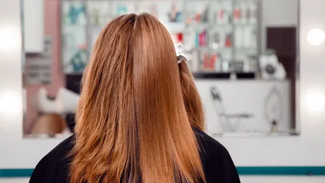 O tânără s-a ales cu scalpul ars, după ce a mers la un salon de înfrumusețare. Ce îi aplicase pe păr