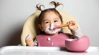 Alimente care nu ar trebui să ajungă niciodată în farfuria unui bebeluș, chiar dacă este la diversificare