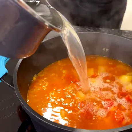 Ecuația borșului. Cât borș trebuie să pui în ciorbă, în funcție de câți litri de apă ai folosit