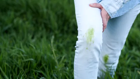 Cum îndepărtezi petele de iarbă de pe haine. Nu ai nevoie de detergenți scumpi și nici nu deteriorezi țesătura