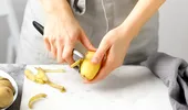 Vrei să cureți rapid cartofii? Iată câteva trucuri foarte eficiente