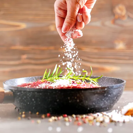 Cu ce să înlocuiești sarea când gătești. 10 alternative delicioase și sănătoase