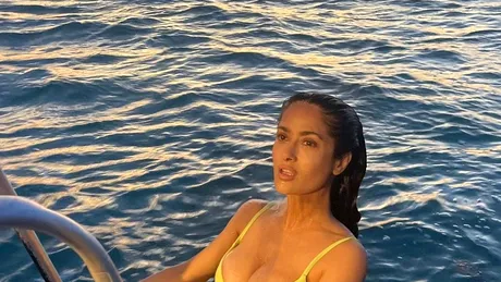 Salma Hayek, în costum de baie la 56 de ani. Arată divin!