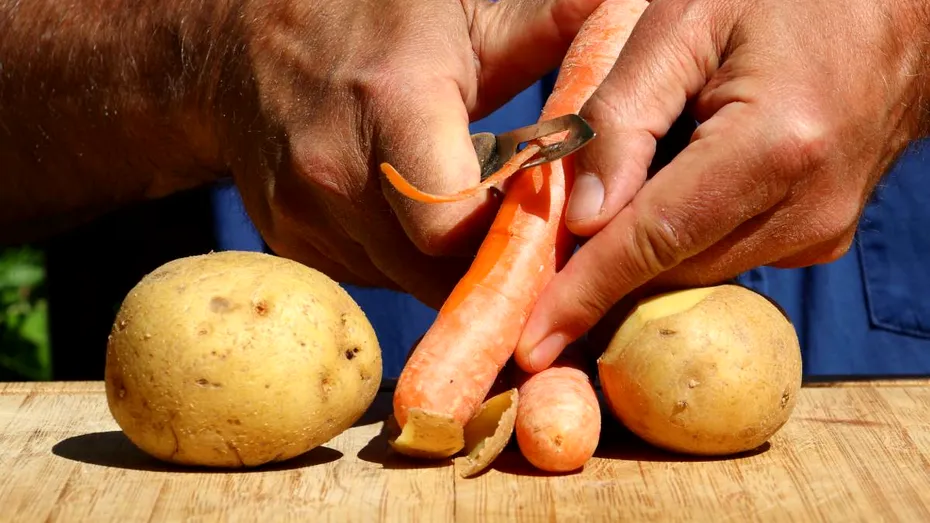 De ce NU ar trebui să mai cureți legumele? Un chef Michelin demontează unul dintre cele mai vechi mituri din bucătărie