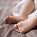Primele rezultate ale autopsiei în cazul băiețelului de 2 ani găsit mort într-un apartament din Galați