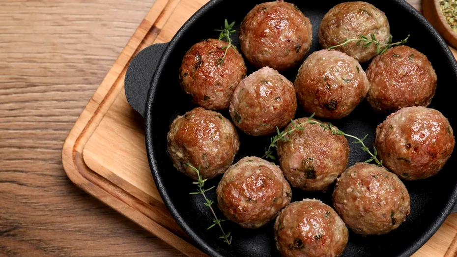 Chifteluțe fragede cu usturoi și bere. Gustul care te cucerește de la prima îmbucătură