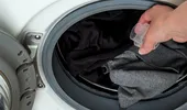 Cum elimini rapid petele de ulei de pe hainele negre fără să distrugi materialul