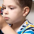Copilul tău mijește ochii sau se apropie de ecran? Semnele care pot indica miopie