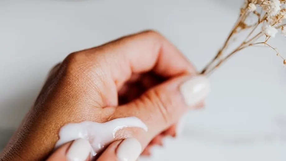 (P) Cum alegi crema de mâini potrivită atunci când vrei o îngrijire inspirată din natură