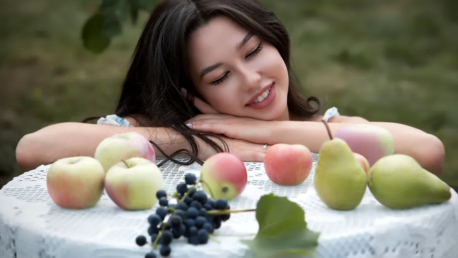 Fructul dulce care ajută digestia, te energizează și îți netezește ridurile