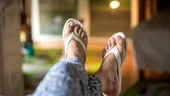 Te dor călcâiele? De vină pot fi șlapii. Ce riști dacă porți zilnic șlapi