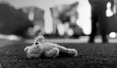 Trei frați, dintre care doi gemeni de doar un an, au ajuns în grija statului. Părinții au renunțat la ei, iar rudele nu îi pot prelua