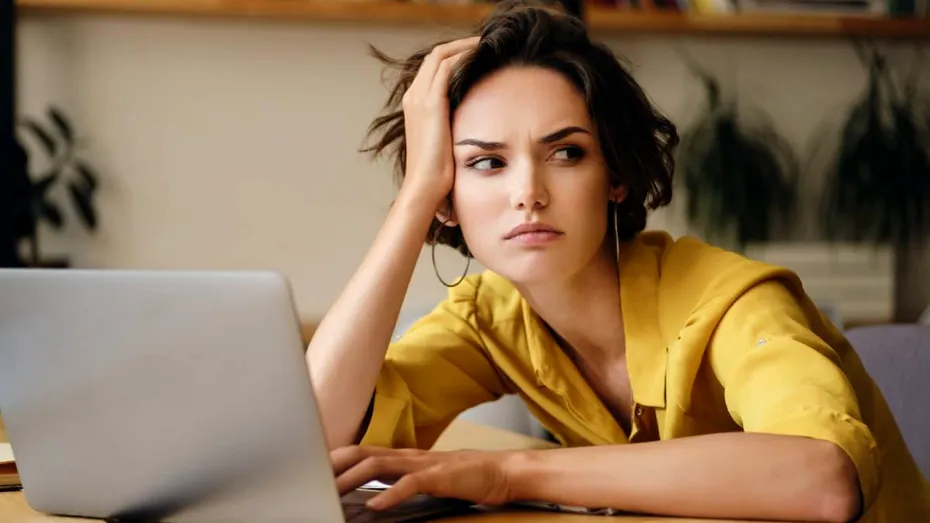 (P) Cum afectează rețelele sociale imaginea corporală și riscul de anorexie