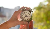 De ce se schimbă ora la 4:00 și nu la 3:00, în România. Ce se întâmplă, de fapt, cu ceasurile în noaptea de 25 octombrie