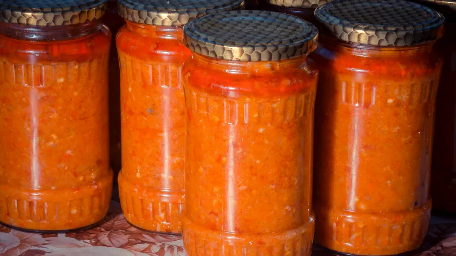 Zacuscă de vinete cu ardei copți, fără mult ulei! Rețeta veche care iese delicioasă, conform Ginei Bradea