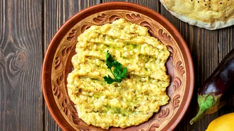 Ingredientul-surpriză care transformă salata de vinete. Are mai puține calorii decât maioneza