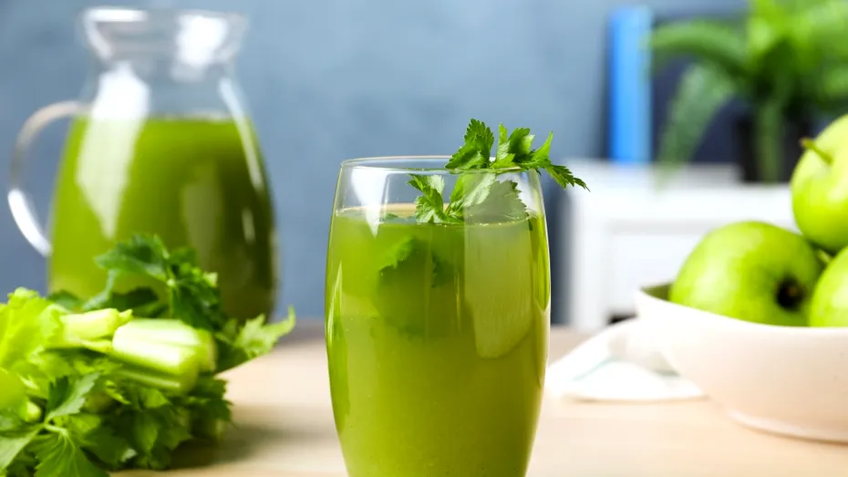 Cura de 5 zile cu suc de pătrunjel și măr verde. Ce spun studiile despre detoxifierea ficatului și creșterea energiei