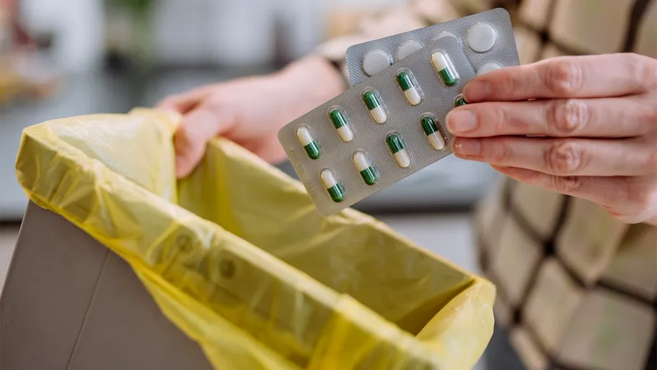Amendă de 1.000 lei dacă arunci la gunoi medicamente expirate. Ce trebuie să faci cu ele, de fapt