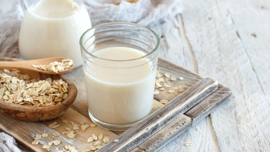 De ce nutriționiștii nu recomandă laptele de ovăz: Avertismente despre carbohidrați, zaharuri și aditivi