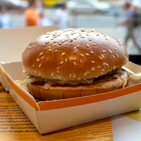 Ce poți să-ți comanzi de la McDonald’s dacă vrei să slăbești, după 50 de ani. Aceste sandwich-uri sunt bogate în proteină