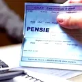 Când își primesc pensionarii banii în august 2026? Calendarul plăților prin Poșta Română și pe card